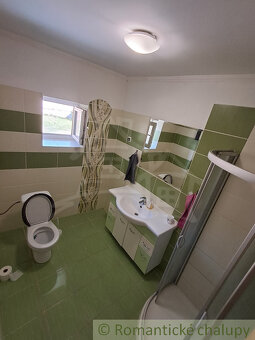 Priestranný stavebný pozemok s malým domčekom v kľudnej ča - 13