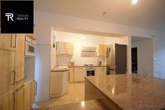 Veľký moderný 7 izbový rodinný dom s dvojgarážou, krytou ter - 13