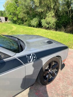 Dodge Challenger 5,7 HEMI — rok 2017 — 276 kW — manuál - 13