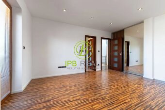 Priestranný rodinný dom s dvojgarážou v Malinove - 13