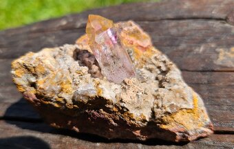 29mm kryštál Ametystu s kryštálmi kalcitu v ryolite, Namíbia - 13