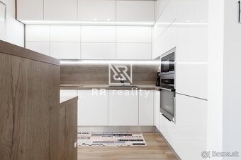 NOVÁ TERASA - 3i byt s terasou celkovo 105,7m2, 2x parking - 13