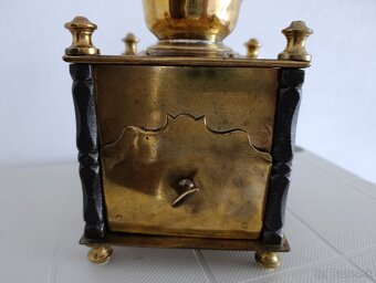 Krásný starožitný mlyncek na kavu, ručně kované sloupky. - 13