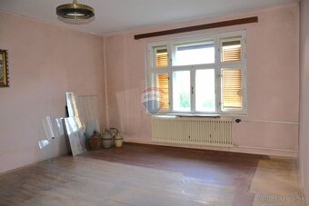 Utešený dom na predaj s veľkou záhradou v dedinke České Brez - 13