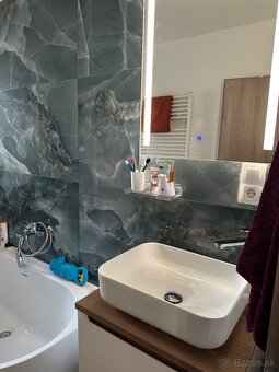 Rodinný dom s bazénom a hosťovským domom - 13