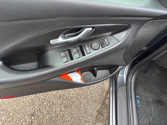 hyundai i30 cw combi 1,6 crdi nafta r.v. 9/2020 - 13