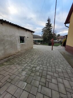 RD s krásnou terasou a garážou v Kamenici nad Hronom. - 13