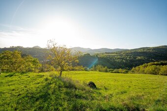 Váš súkromný raj s dychberúcim výhľadom a 9444m2 veľkým poze - 13