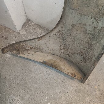 Predný pravý  blatník škoda 100. - 13