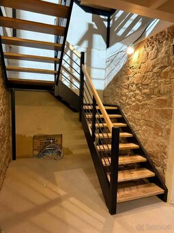 Samonosné drevené schody so zábradlím - 13