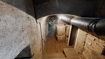 Obchodný priestor v centre Trnavy – novozrekonštruovaný s hi - 13