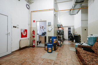 Prenájom obchodného priestoru so skladom a parkoviskom - 13