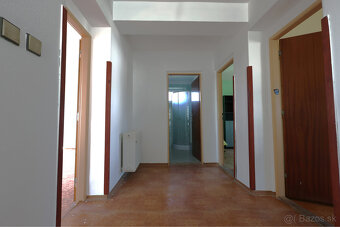 Rodinný dom vhodný na podnikanie  4 km od Piešťan. - 13