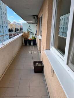 Priestranný 2-izbový byt s veľkým balkónom a parkovacím... - 13