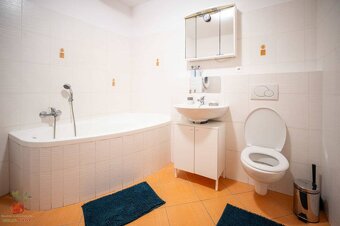 Veľkometrážny slnečný 3-izbový byt s  balkónom a garážou - 13