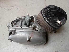 Kryt karburátoru a motor  jawa 150/351,352 - 13
