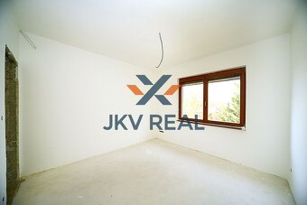 4 izbový rodinný dom s garážou v tichej lokalite - 13