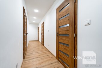 Priestranná novostavba s dvojgarážou v obci Nová Polhora - 13