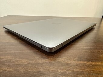 MacBook Air M1 13" 8/256 GB - 100% batéria a stav - 13
