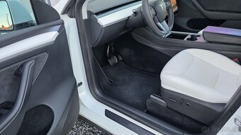Tesla Model Y Long Range Performance Plná Záruka rv.2023 - 13