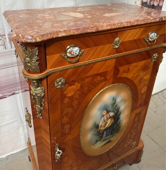 Komoda s bohatým zdobením - 13