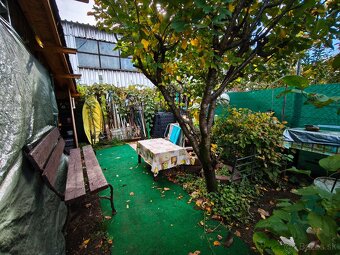 Udržiavaná záhrada so studňou a chatkou - 13