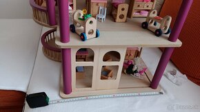Drevený domček pre bábiky s nábytkom - 13