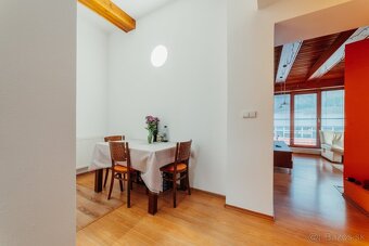 Byt s vlastným krbom a veľkoformátovými oknami - 13