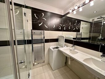 Luxusný 2-izbový byt s krásnym výhľadom na mesto a vnútorným - 13