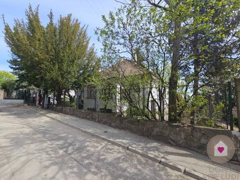 STARŠÍ RODINNÝ DOM S 669 m2 POZEMKOM v lukratívnej lokalite  - 13
