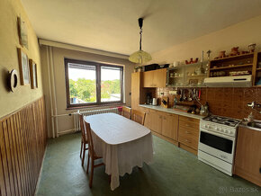 Rodinný dom na 1269 m2 pozemku - Malý Lapáš - 13