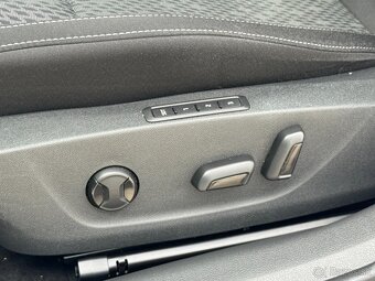 Škoda Octavia Kombi 2.0 TDI Style Automat Virtual cockpit - 13