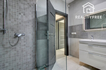 Na predaj 4- izbový rodinný dom s dvojgarážou a záhradným do - 13