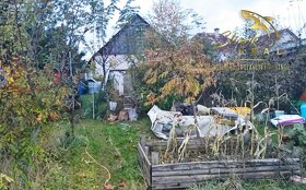 Útulný dom obklopený zeleňou v obci Šalgovce - 13