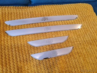 Prahové lišty SEAT s napisom LEON a napisom FR - 13