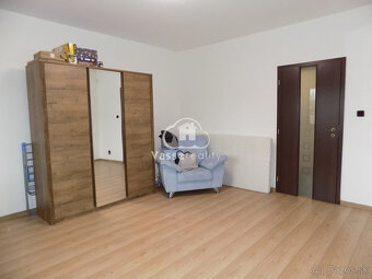 Dom s 2 apartmánmi a pozemkami na stavbu domu v Štúrove   . - 13