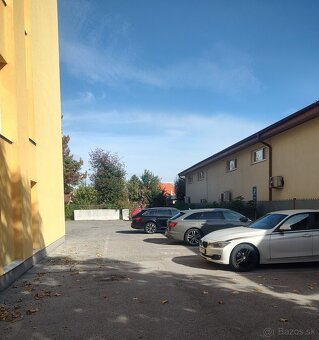 Svetlý, vzdušný a šikovne riešený tehlový apartmán - 13
