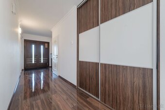 KOMÁROVCE - 4 IZBOVÝ RD 360 M2 SO SAUNOU, POZEMOK 3.629 M2 - 13