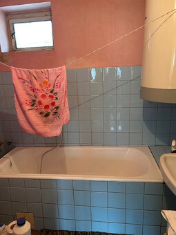 Na predaj: Rodinný dom s veľkým pozemkom v pokojnej lokalite - 13