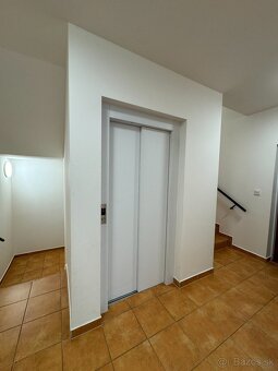 Priestranný 3i byt s balkónom a kobkou - Radvaň - 13