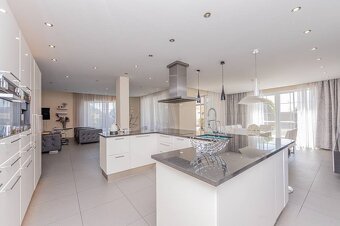 Luxusná 6-izbová vila s wellness centrom, bazénom a hosťovsk - 13