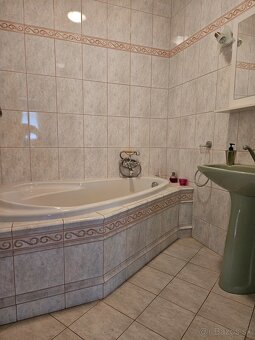 Väčší rodinný dom - garáže pre 4 autá - 13