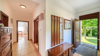 Vysnívaný dom v Piešťanoch – komfort, pokoj a nádherná záhra - 13
