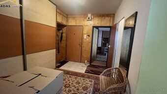 Ponúkame 3- izbový čiastočne zrekonštruovaný byt s loggiou. - 13