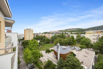 REZERVOVANÉ : Priestranný 2 izbový byt s perfektným výhľadom - 13