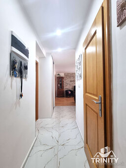 Na predaj moderne zrekonštruovaný 3-izbový byt so záhradou a - 13
