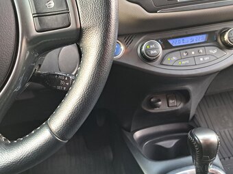 Toyota Yaris Hybrid - 13
