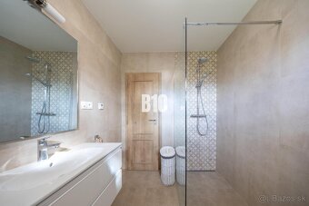 RODINNÝ DOM S ÚŽASNÝM SÚKROMÍM, VEĽKORYSÝM POZEMKOM A MODERN - 13