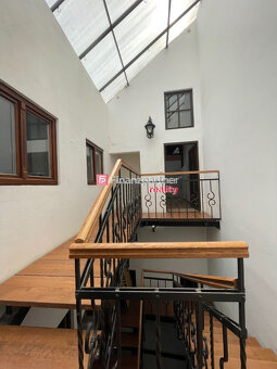 Nadštandartný podkrovný app byt s vytahom na Hlavnej ulici ( - 13