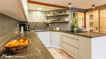 Priestranný 7 izbový rodinný dom s 640m2 pozemkom – Strečno - 13